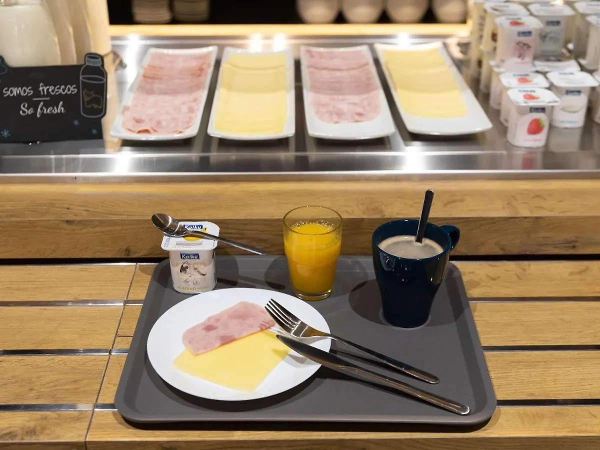 Ibis Budget Madrid Aeropuerto מלון